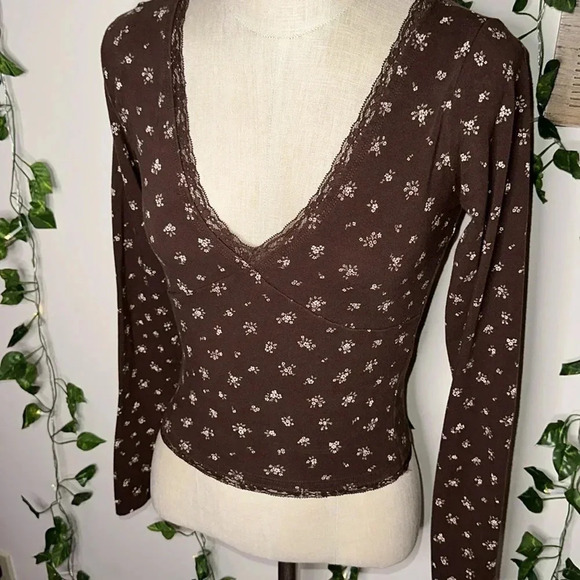 Hollister Lace Trimmed Longsleeve Baby Tee - Picture 2 of 4